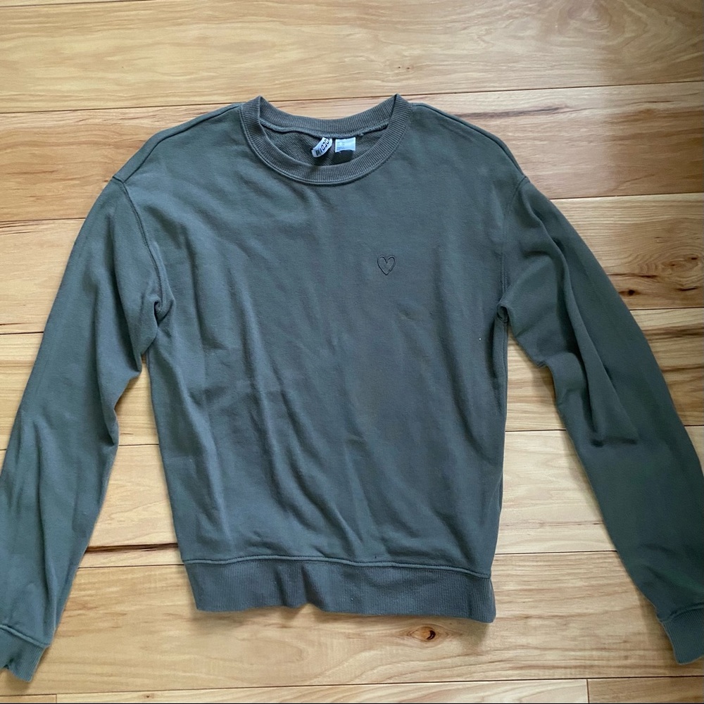 H&M long sleeve olive colored sweatshirt. Size women’s XS.